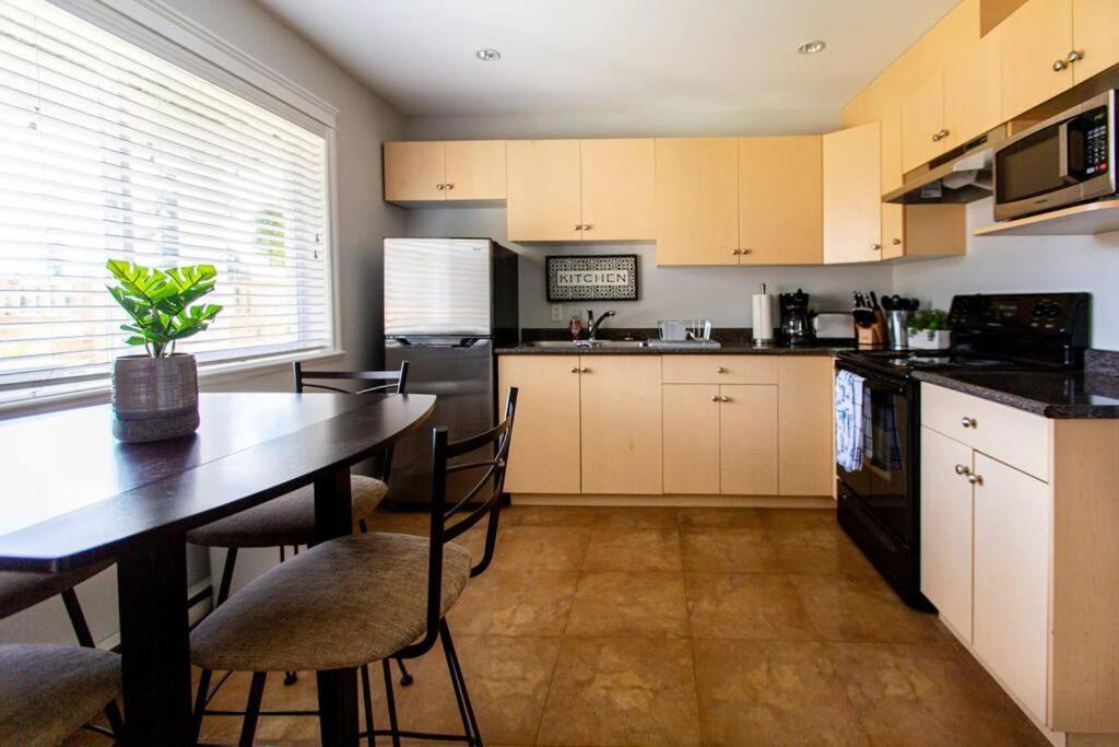 Beautiful & Cozy 1 Bedroom 1 Bath In The Westshore Victoria Eksteriør billede