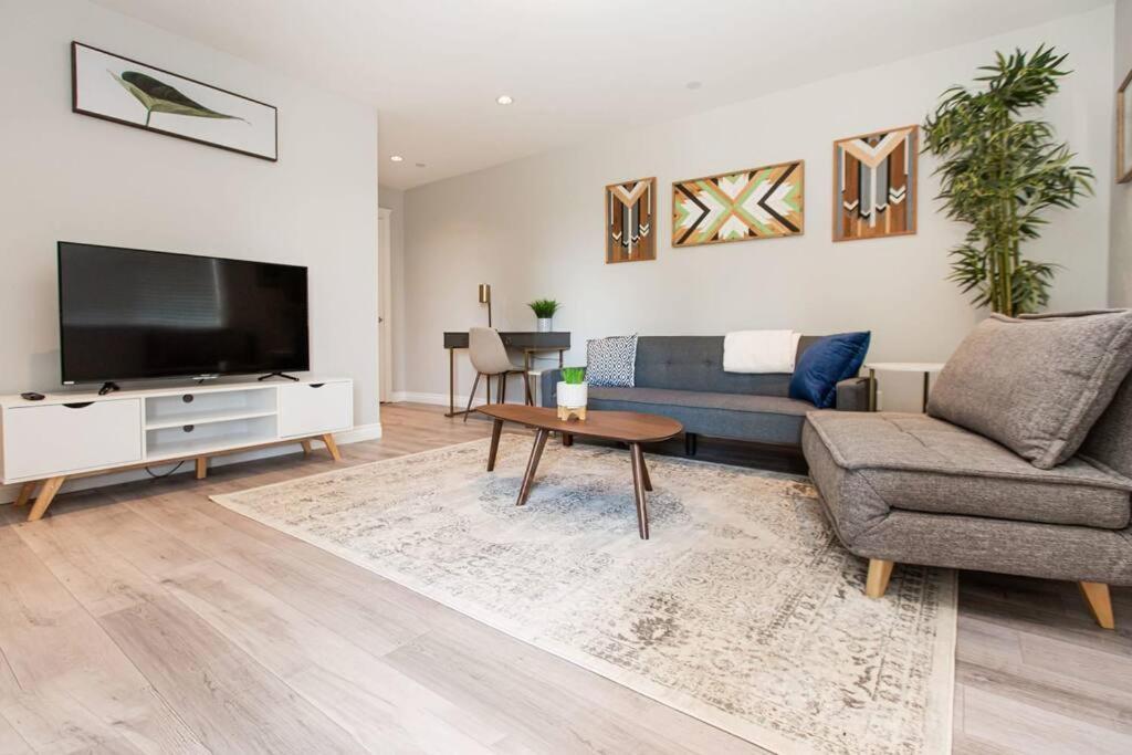 Beautiful & Cozy 1 Bedroom 1 Bath In The Westshore Victoria Eksteriør billede